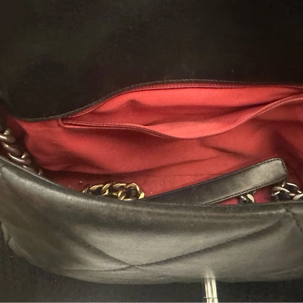 CHANEL Black Quilted Leather Shoulder Bag with Chain Strap